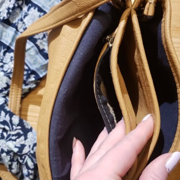 Genuine leather crossbody bag, Handcrafted by local Artisan. - Picture 3 of 7